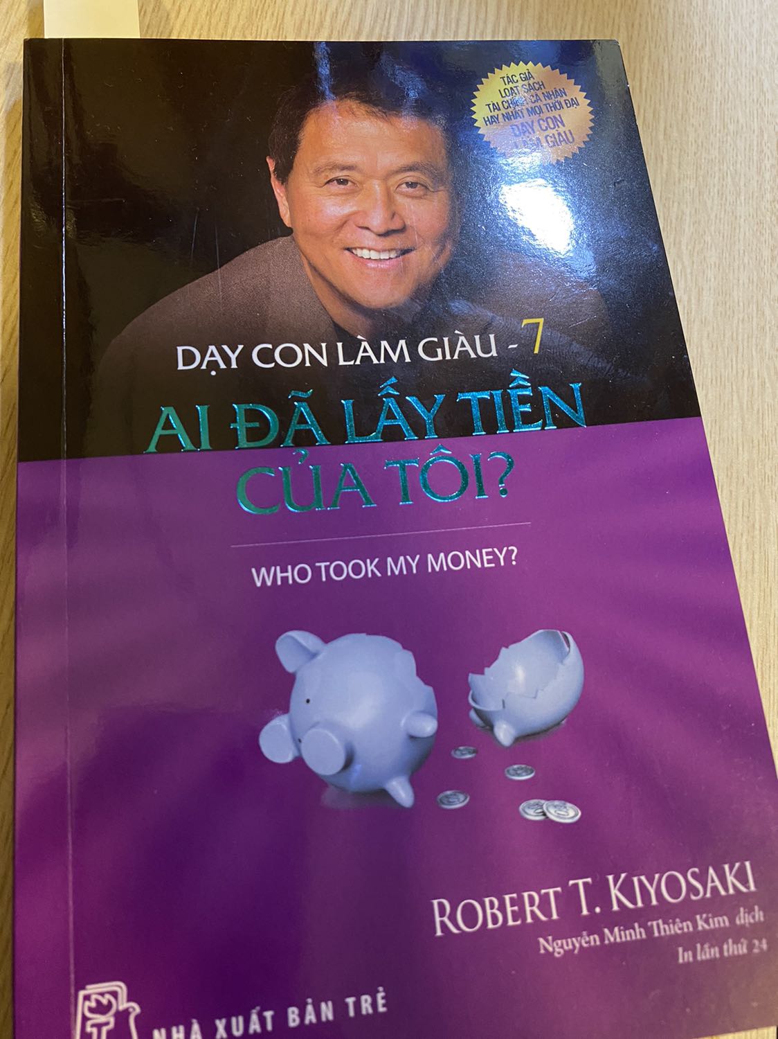 Đây là quyển hay nhất và đáng đọc nhất trong serie sách Dạy con làm giàu.
Mặc dù cuốn sách được viết từ hàng chục năm trước nhưng nội dung của sách gần như tương đồng với xu hướng thị trường và hành vi của các nhà đầu tư trong giai đoạn khủng hoảng của thời điểm hiện tại ở năm 2021.
Cách viết văn của tác giả rất thẳng thắn và đi vào thực tiễn của trọng tâm vấn đề, chứ không nặng tính lý thuyết như phần lớn các cuốn sách tài chính khác. 
Tập sách không thể thiếu để gối đầu giường cho dân đầu tư đang muốn tìm kiếm con đường thành công.