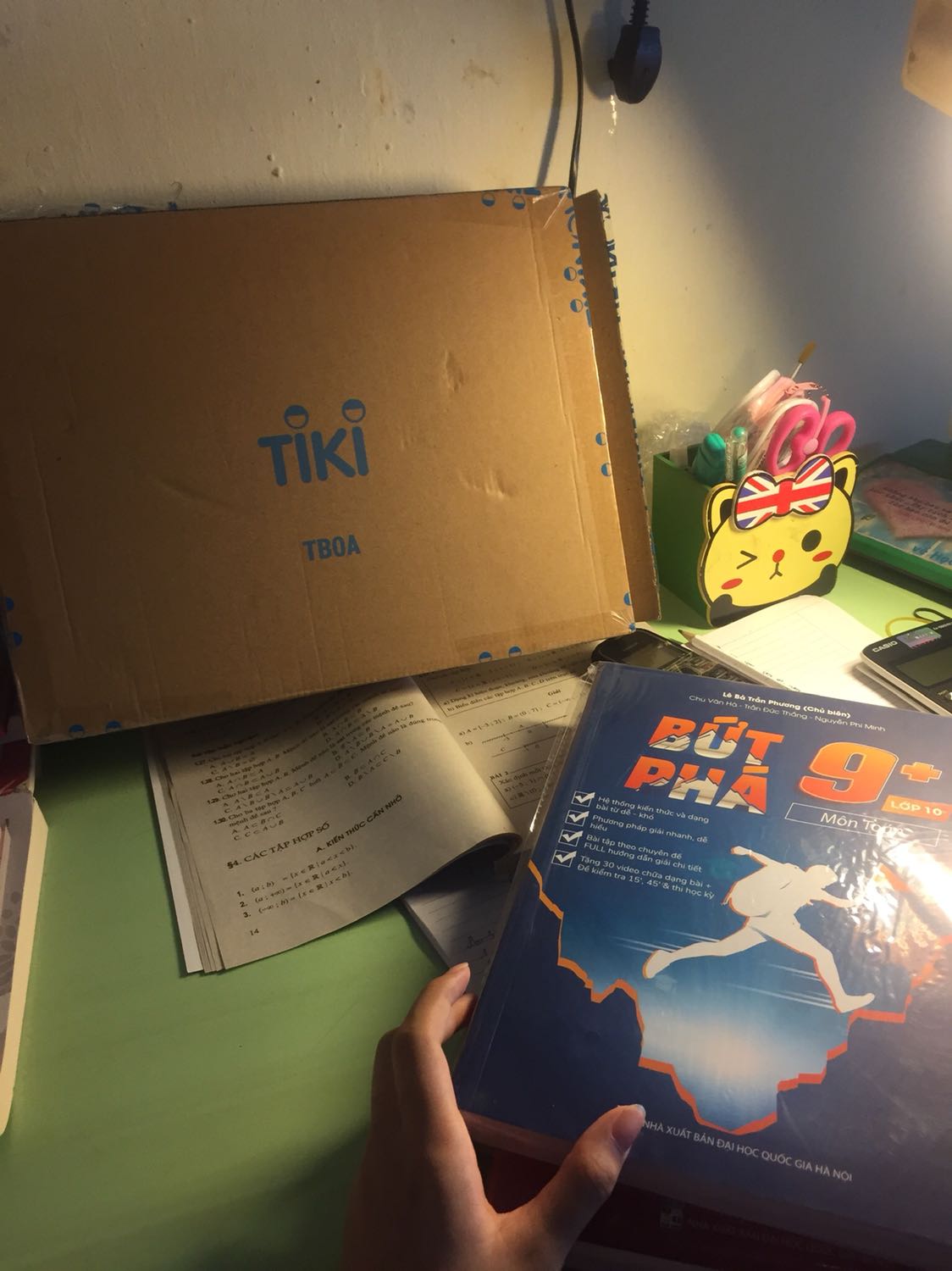 Giao hàng nhanh, sản phẩm đến tay khách hàng nguyên vẹn. Sách bên trong được bọc cẩn thận, ko bị móp méo. Rất đẹp, còn về chất lượng học thì chưa trải nghiệm nhiều nên chưa đánh giá được