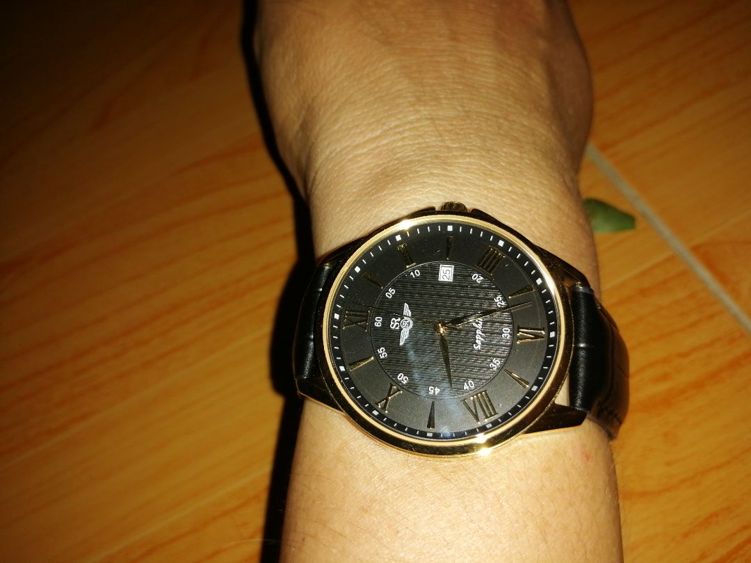 Đồng hồ đẹp, giao hàng trước thời gian dự kiến, rửa tay, tắm rửa 3  đến 4 lần nhưng chưa thấy vào nước.