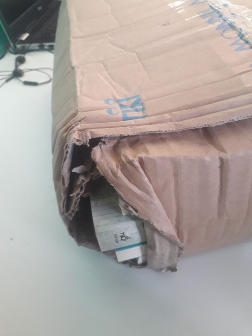 Mình đặt hàng ở tiki cũng nhiều nhưng mà chưa lần nào nhận được bọc hàng ẩu như này. Mình không biết là do tiki bọc không kĩ hoặc vấn đề do bên vận chuyển. Mình cũng dễ tính, bọc hàng có vấn đề nhưng k ảnh hưởng tới sách mình cũng k ý kiến gì. Đợt này mình đặt hơi nhiều sách, may mắn là không ảnh hưởng nhiều đến tất cả số sách mình đặt (9 quyển thì có 3 quyển có vết bẩn, bìa sách bị cong) chứ không mình cũng gớt nước mắt. Mình hy vọng lần sau tiki cũng chú ý hơn khi bọc đơn hàng nhiều sách, vì sách cũng khá nặng nên vận chuyển cũng dễ xảy ra sơ suất, với lại mấy người thích sách như mình nhận hàng như này cũng hụt hẫng nữa :((