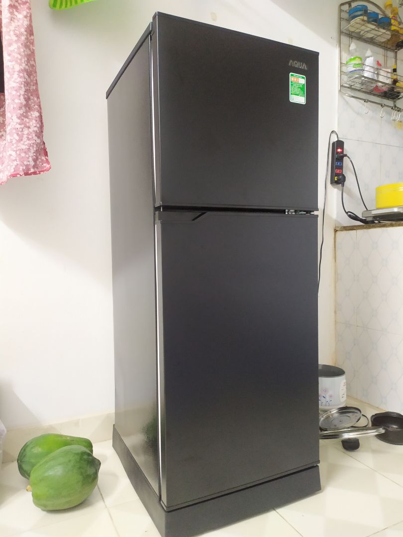 Tủ khá to, bề sâu to hơn bề ngang. Tủ khoảng 12' kêu 1 lần, nó kêu è è khoảng 12' có tiếng bụp 1 cái rồi tắt tiếng, cứ lặp lại như vậy. Ngăn mát mình để mức 4 hơi lạnh bị đọng nước, chắc để mức 2 là vừa. Còn cái khay hứng nước phía sau, trong hướng dẫn là mở nút ra để vệ sinh khay mà mình thấy nút bị dán keo dính vào tủ rồi không biết có mở được không?