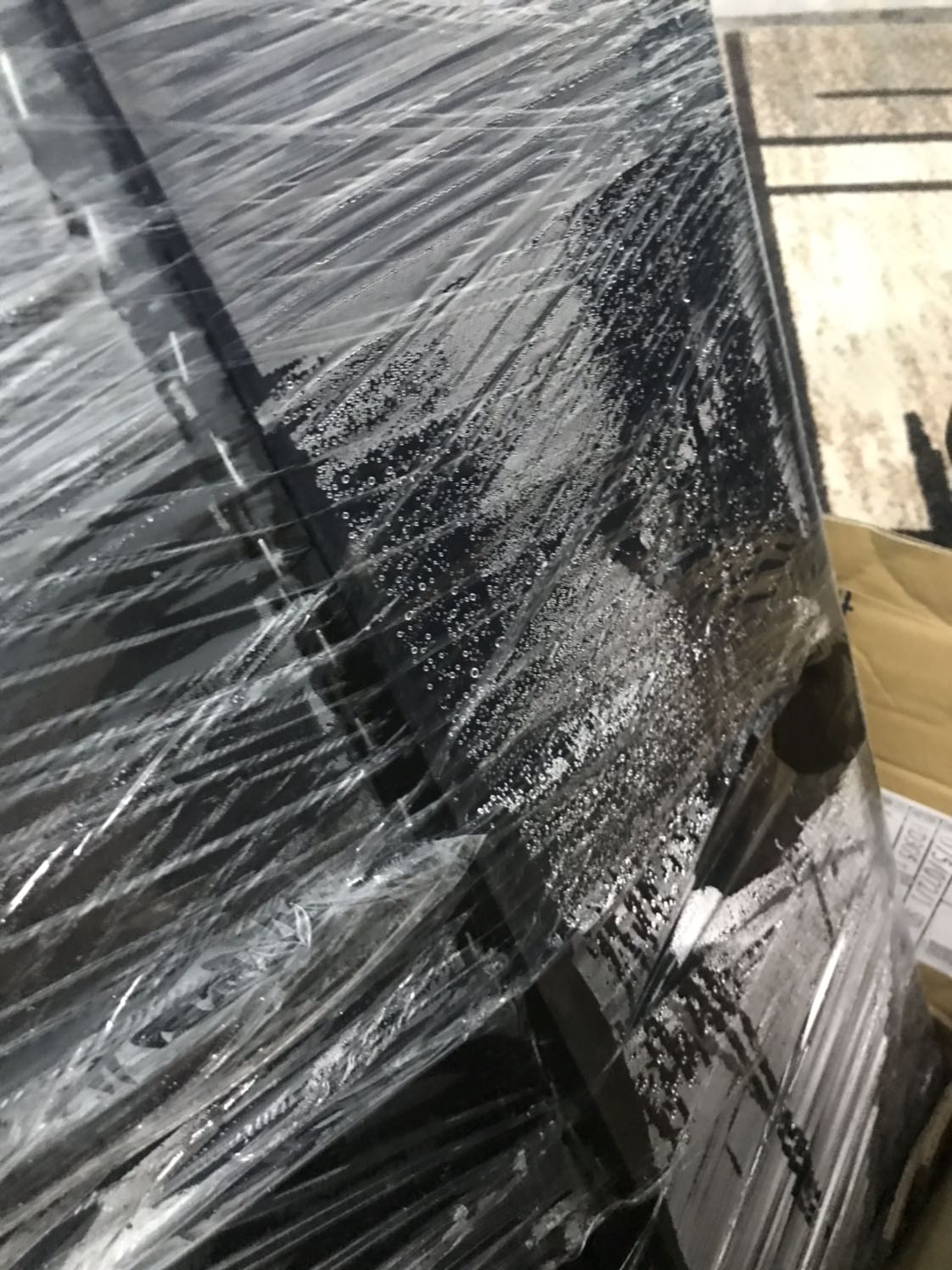 Giao hàng chậm. Không biết do quá trình vận chuyển hay gì mà về ướt hết. Một số chỗ đã bị mốc.
Về tổng thể thì khá đẹp. Phù hợp với giá tiền