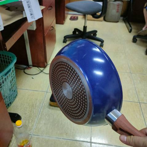 Gặp dịch giao hàng quá lấu, Chấp nhận thông báo hẹn lại từ 7-10 ngày nhưng đến ngày thứ 15-16 mới GH. Trừ 1*  GH.
Chảo đẹp, giá thành tốt. Đang xử lý theo hướng dẫn trên mạng trước khi sử dụng để tăng độ bền của chảo. Hi vọng sẽ dùng được lâu