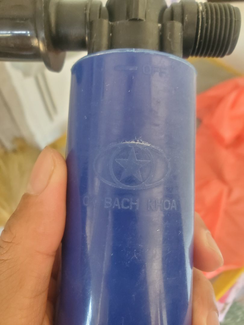 Mình xài phao cơ thông minh Bách Khoa (140k) đc khoảng 1 năm, nhưng gần đây phao hoạt động ko ổn định, thường xuyên tràn nước.
Mình thấy phao cơ thông minh tiki đợt KM còn 80k, nên mua 1 cái về xài thử. Rẻ hơn phao cơ thông minh Bách Khoa. Mặc dù hình dáng 2 phao khác nhau, nhưng nguyên lý hoạt động đều như nhau, chử yếu *** độ bền bỉ!
Đóng gói và giao hàng OK.
Mẫu mã, bao bì sản phẩm cũng khá ưa nhìn. Phao nhìn đơn giản, nhỏ gọn. Thời gian đầu hoạt động rất ổn.
Nếu hoạt động ổn định lâu dài thì sẽ rất là Ok đó, mà giá cả còn rất cạnh tranh!