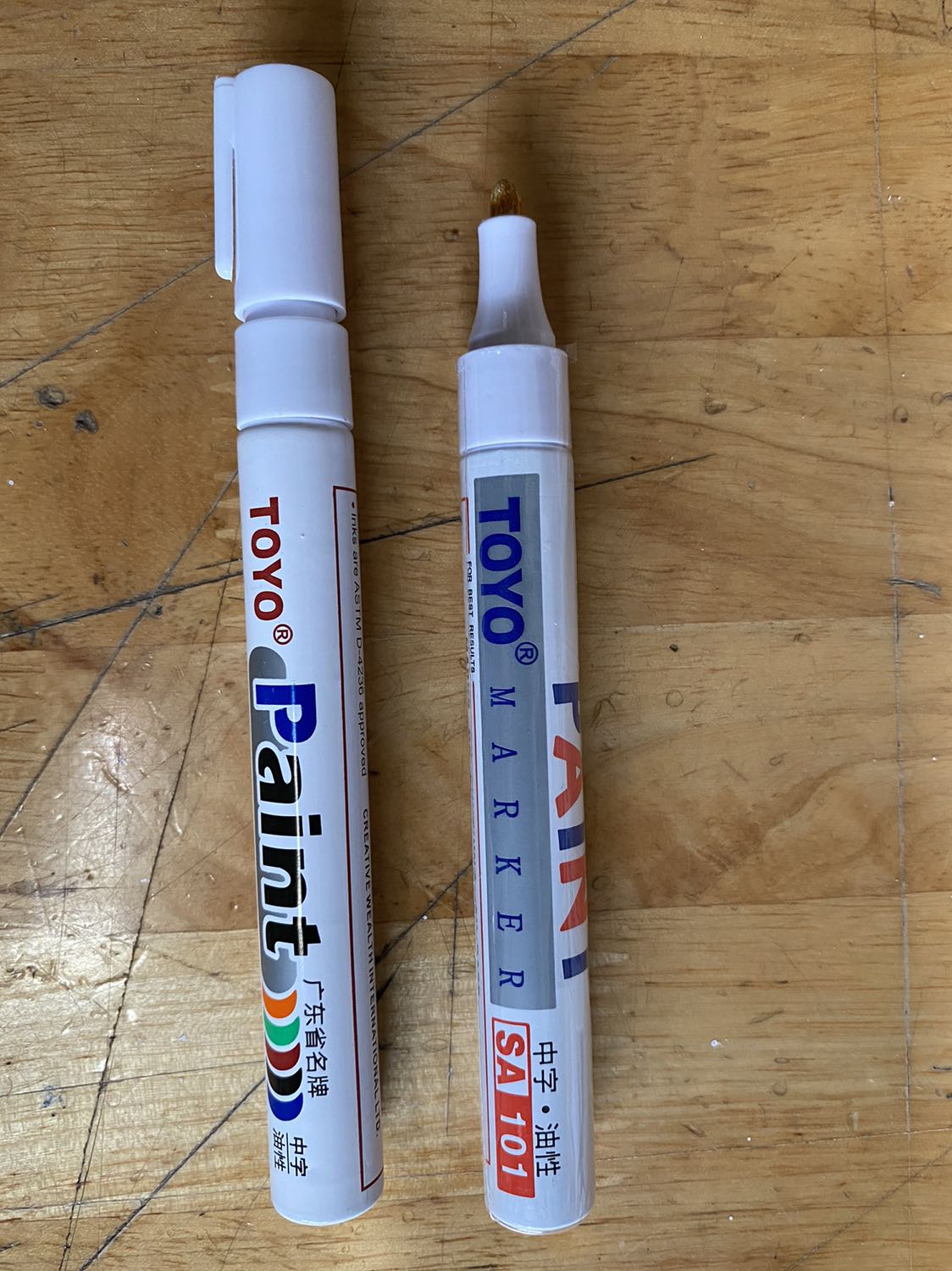 Hàng giao không đúng mẫu đã đặt mua, hộp 12 cây chỉ 02 cây đúng loại. Đã vậy mực bị khô hay rất ít mực ( dù đã lắc đều khá lâu trước khi dùng thử ). Chất lượng rất kém.