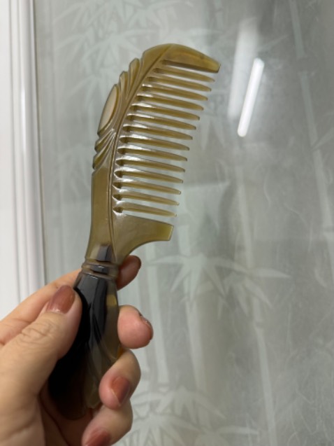 Lược sừng mịn nhẵn cứng cáp rất đẹp và hài lòng đuoc tặng thêm vòng tay bằng gỗ