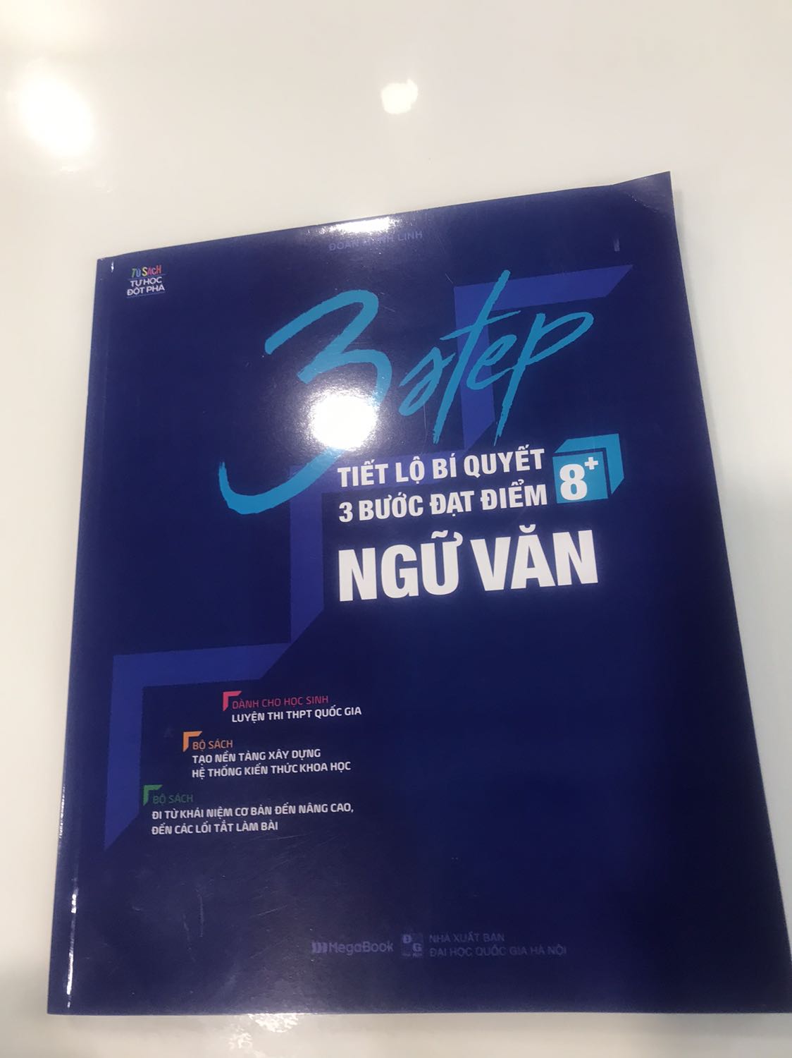Sách bọc kĩ lắm nha nhưng mà hơi bị quăn góc xíu thoi, ns chung là cx ko sao. Lúc mới nhận sách , bất ngờ lắm mn, sách bự lắm rồi dày nx. Nội dung trang trí đẹp , có cả hình ảnh minh hoạ nx, đọc phê lắm. Mua đi mn , ko phí tiền đâu, sách chất lượng ghê nơi lun