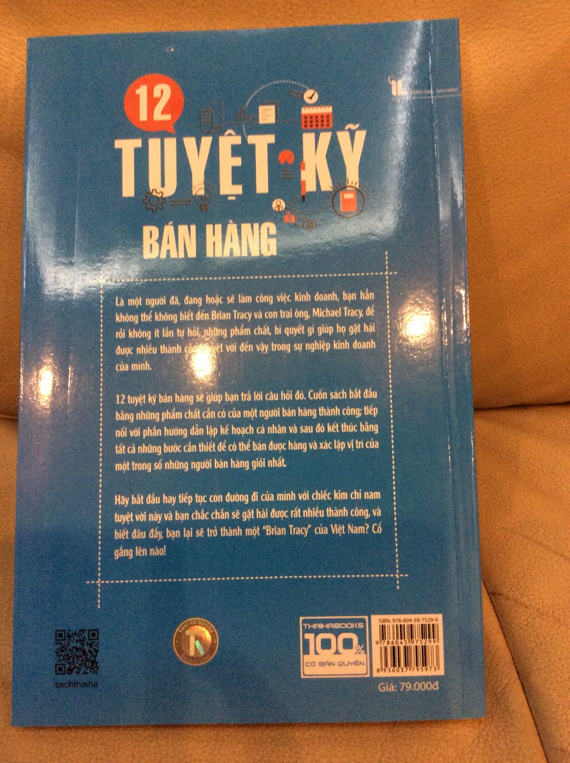 Mình học ngành Marketing nên cũng muốn học hỏi và tìm hiểu về tất cả những gì liên quan đến marketing và dĩ nhiên không thể bỏ qua kỹ năng bán hàng, chưa đọc hết quyển 12 tuyệt kỹ bán hàng nhưng sơ lược nó chứa đựng những tuyệt chiêu bán hàng xuất sắc mà tất cả những ai tham gia vào lĩnh vực bán hàng nên đọc và phải đọc. Những tuyệt kỹ chứa đựng từ những kinh nghiệm đáng quý của Brian Tracy mang đến cho chúng ta. Chúng ta nếu muốn trở thành nhà bán hàng xuất sắc thì hãy đọc để nâng cao kỹ năng, tuyệt kỹ bán hàng để có thể cảm nhận sự cao đẹp của nghề bán hàng!