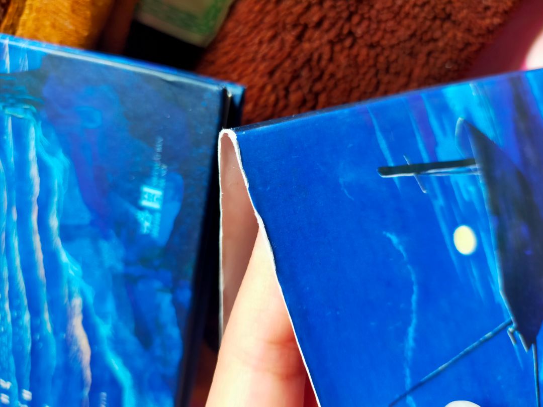 Bản thân cũng khá dễ trong việc sách bị rách một ít, tuy nhiên lần này đặt khiến mình cũng rất nản hơn khi đặt Tiki. Sách như được để ngoài, bụi dính rất nhiều, rách rất nhiều chỗ, ngoài ra còn bị bẩn nữa( bìa này lại không được đóng seal như bìa kia ) mình mua về cho đủ 2 bìa, mà rách như này không biết trưng như nào =)), từ đơn này cũng như các đơn trước mình cảm thấy Tiki đóng gói không tôn trọng khách mua. May lắm thì không bị rách hay df cả !