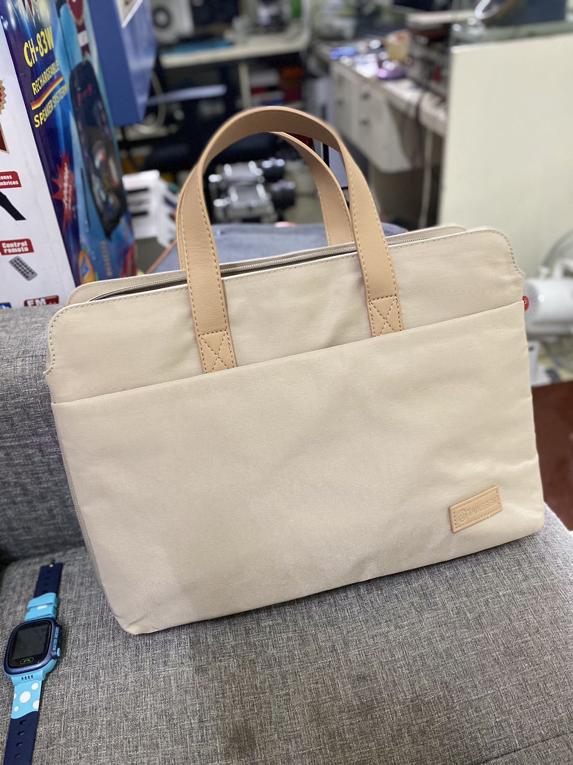 Túi đẹp lắm ạ, chất thô, kiểu dáng gọn nhẹ nhàng, nhiều ngăn để đồ, giao hàng nhanh