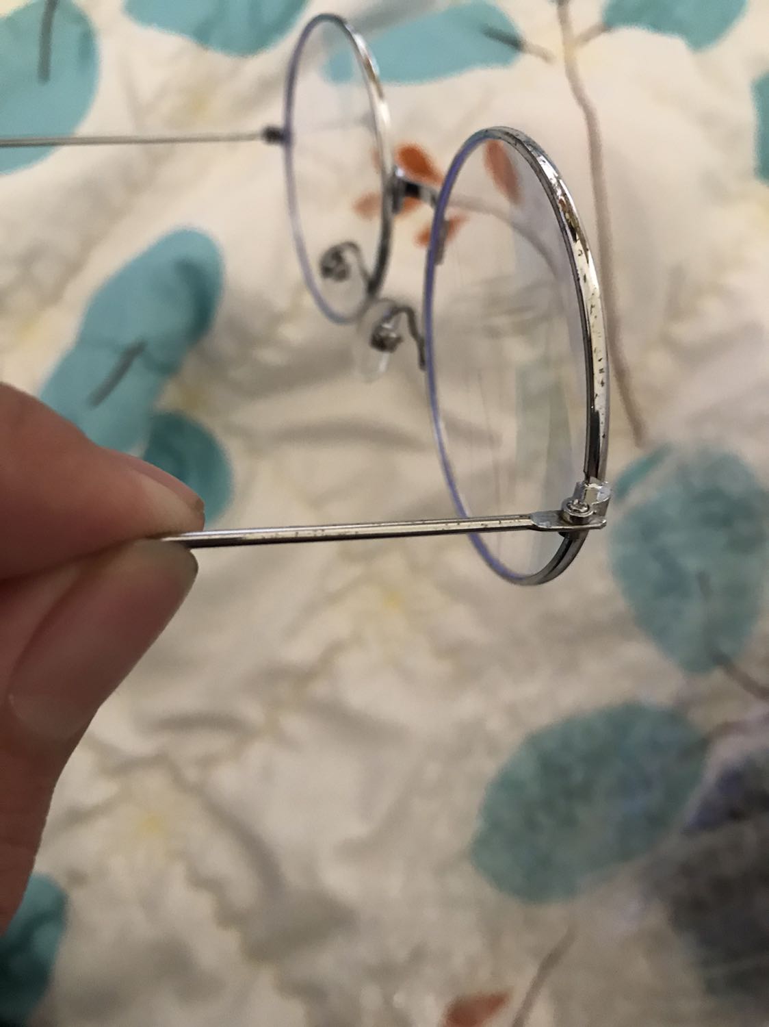 Kính nhựa bị han phần gọng