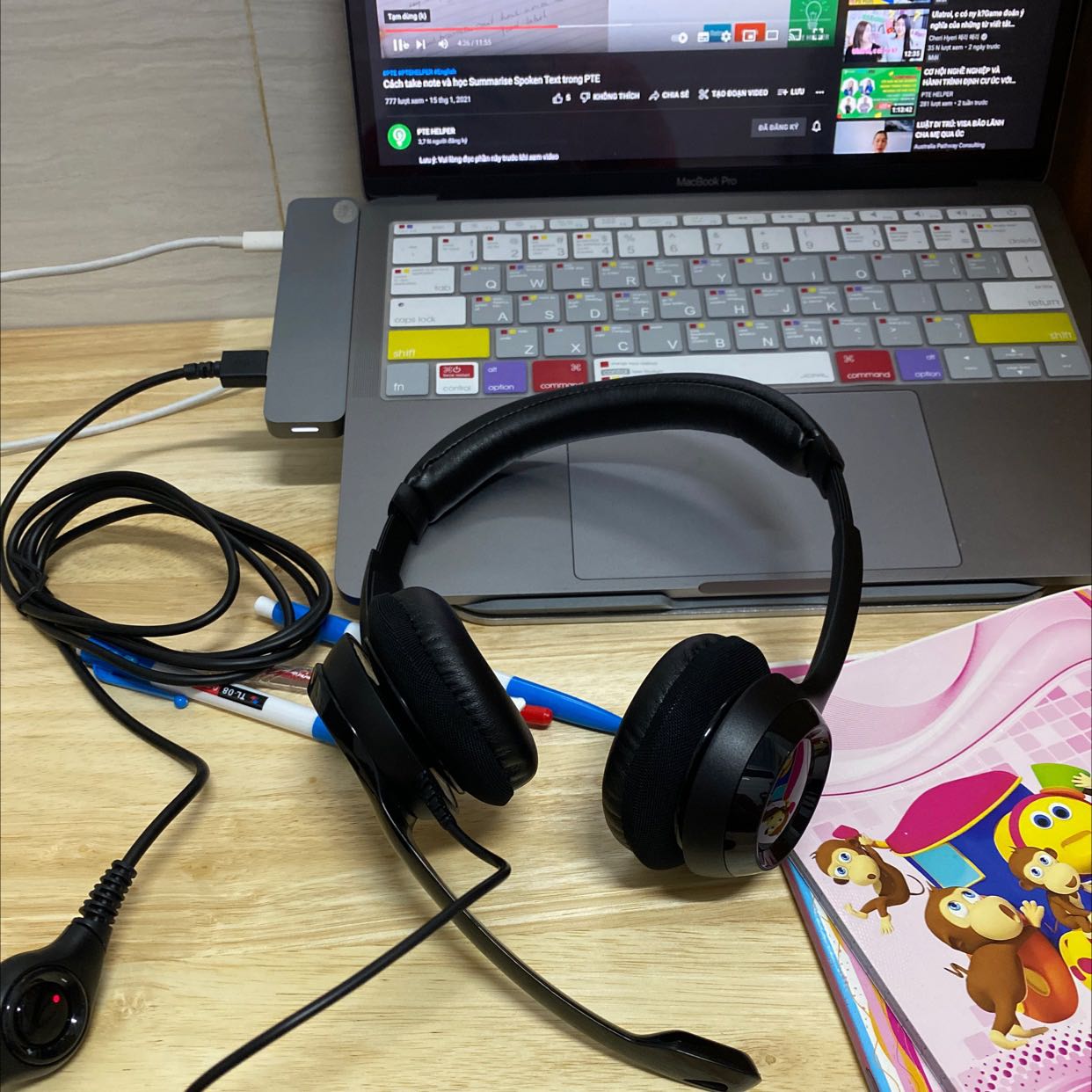 Cắm usb vào thì vẫn bị phát tiếng ra loa ngoài. Nhưng nút để chỉnh âm lượng bấm vẫn hoạt động được nhưng tai nghe thì ko nghe được. Mua 5 bữa rồi nhưng bận có việc ko ở nhà. Hôm nay mới về *** thử thì thất vọng nặng luôn