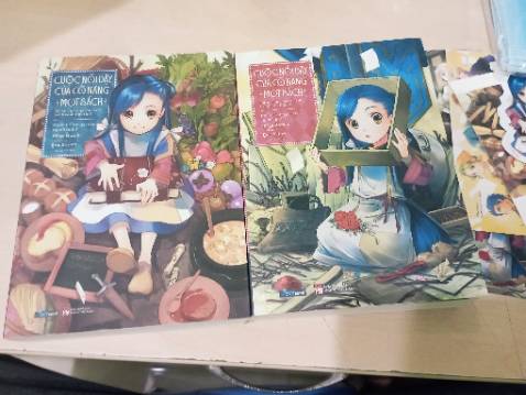 Bìa đẹp, chữ in rõ không mờ không nhòe. Quà tặng kèm nhiều (postcard, bookmark, card bo góc), chất lượng. Giao nhanh, sớm hơn sự kiến 1 ngày, có hẹn giờ giao rõ ràng. Đã sở hữu 2 cuốn và cảm thấy rất hài lòng 🤩✨