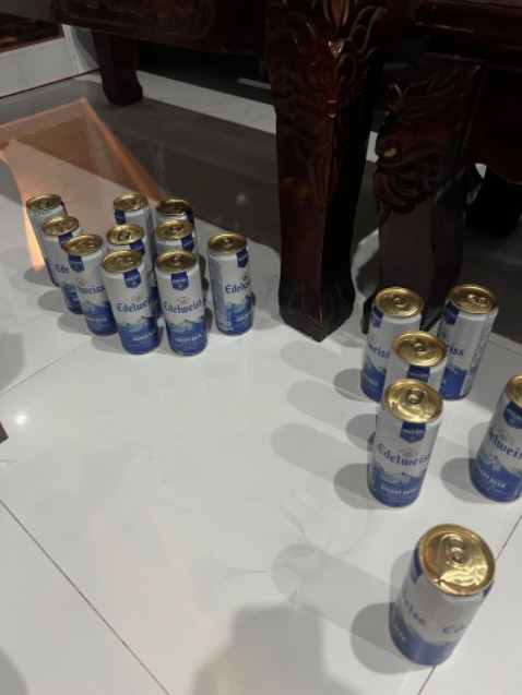 Bị xì mất 1 ***. Phải lấy khăn lau lại toàn bộ. Loại bia này ko có thùng. Shop phải bỏ vào thùng giấy rồi bọc chống sốc mới an toàn. Sale được giá rẻ bỏ mất 1 *** coi như ko có sale