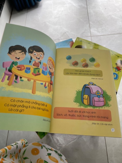 Mua về cho con tập đọc, chữ in rõ ràng to dễ nhìn.
Hình ảnh sinh động.
Chỉ có gáy sách đóng rất dễ bị rách.