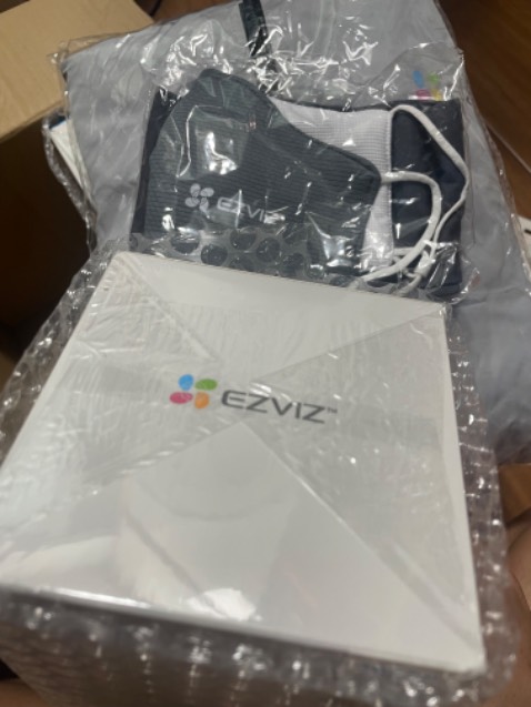 Đóng gói cẩn thận, giao hàng nhanh.

Rất bất ngờ khi được tặng kèm áo khoác ezviz. Cám ơn shop.