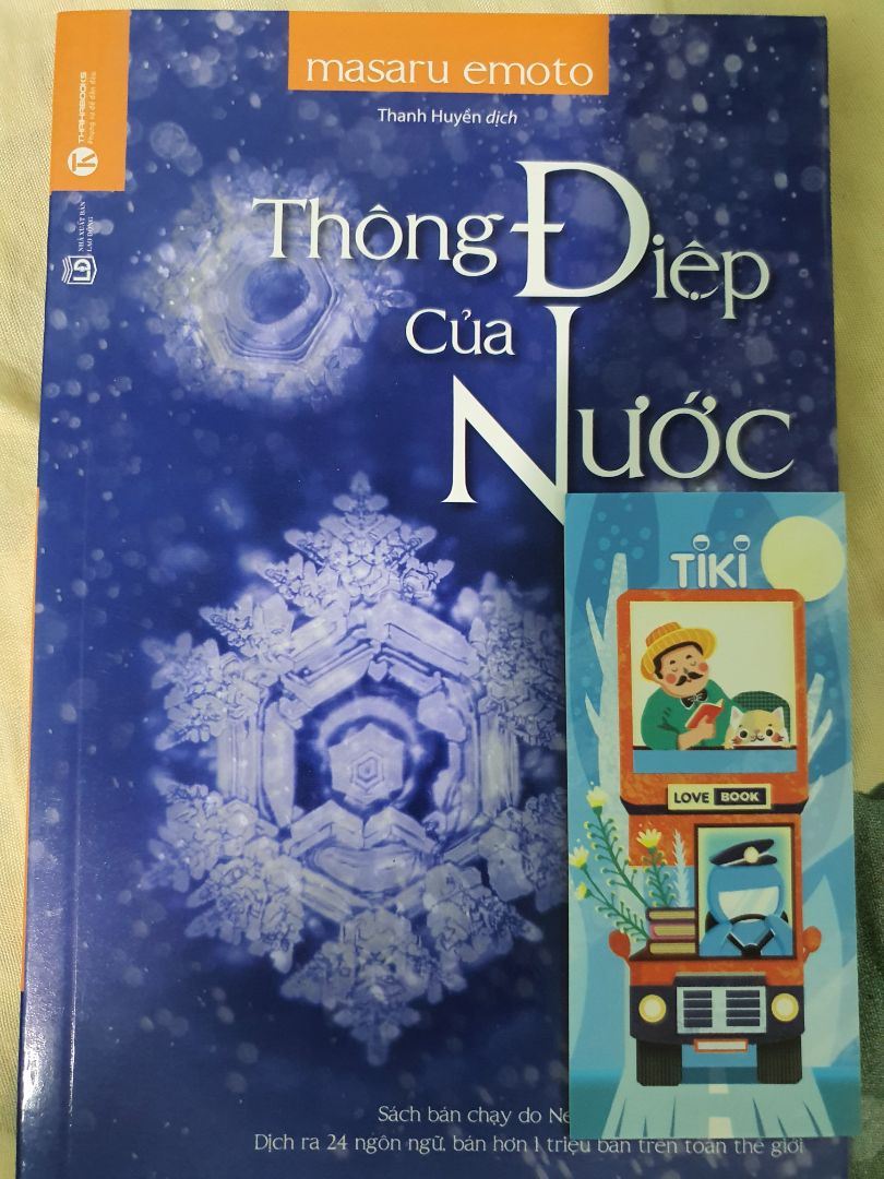 Mình mua cuốn sách này phần vì tò mò những tinh thể nước khi đóng băng trông như thế nào, phần vì mình tự hỏi nước - thứ luôn gần gũi trong cuộc sống hàng ngày của chúng ta - mà cũng mang đến thông điệp ư?  Và mình đã khá bất ngờ với những gì mà tác giả đã nghiên cứu được cách đây hơn 20 năm. Một cuốn sách mang đậm giá trị tinh thần, hãy biết quý trọng cuộc sống của chúng ta và bồi đắp tình yêu thương cho hành tinh này vì 70% cơ thể chúng ta chính là NƯỚC.