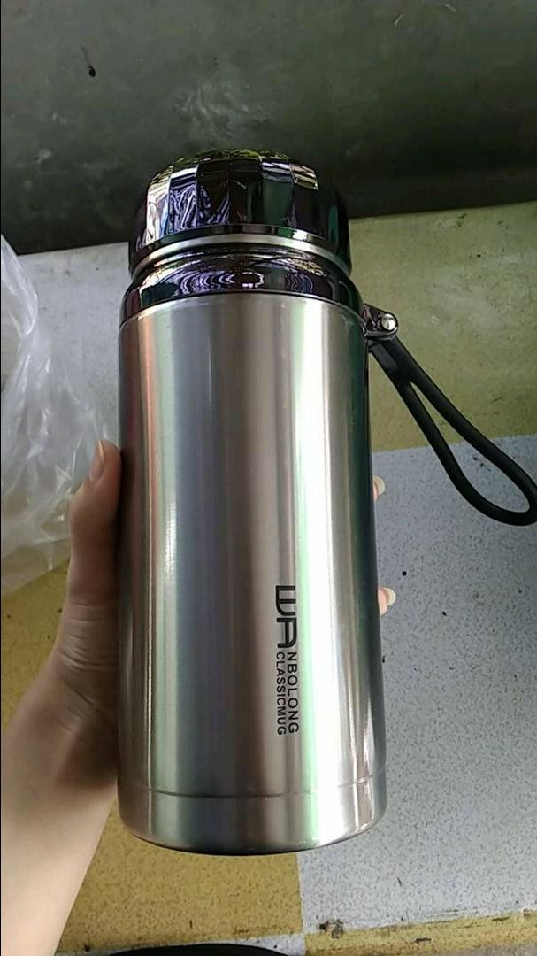 Bình siêu to khổng lồ, trông như cái phích vậy, chưa *** giữ nhiệt thế nào nhưng chắc chắn phết, rơi xuống nền nhà chưa biết cái nào hỏng trước đâu hihiiii, à giao hàng lâu ơi là lâu ý, đợi mòn mỏi dài cổ mãi chưa thấy về buồn lắm, đây, gửi ảnh minh hoạ cho các cậu nhớ. Xịn xò phết, à to vch, đấy