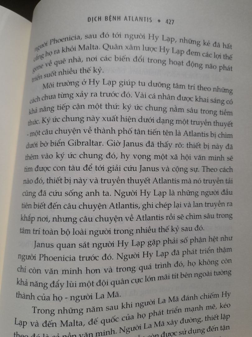 Giống như Gene Atlantis, Dịch bệnh Atlantis cũng phải đến phần 3 của sách thì mới gay cấn hồi hộp, 2 phần đầu hơi lan man và rời rạc. Vẫn là đan xen giữa sự thật khoa học và hư cấu, nhưng so với Gene thiên nhiều về sinh học và khảo cổ thì cuốn này thiên về lịch sử và vật lý hơn. Phần lịch sử thì khá thú vị, vd như về hệ ngôn ngữ Ấn Âu hay vì sao Plato của Hy Lạp là ng duy nhất viết về Atlantis, nhưng phần vật lý thì hơi khó hiểu và kiểu siêu nhiên phi lý. Phương pháp giải quyết cuối cùng cho dịch bệnh cũng chưa được thỏa đáng cho lắm. Nhưng nói chung vẫn là cuốn sách đáng đọc, nhất là những điểm tương đồng với dịch Covid hiện tại.