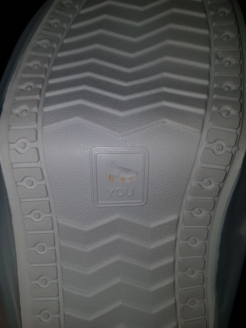 Gửi sai size ủng. Có dấu hiệu của việc cố tình ***, cạo size in dưới đế ủng. Trả hàng và không bao giờ muốn mua lại của shop.
P/s: Đặt sz 36, giao hàng sz rất lớn, khoảng 40-41, xem ảnh kèm theo.
Nếu có thể đánh giá thấp hơn 1 sao thì tốt