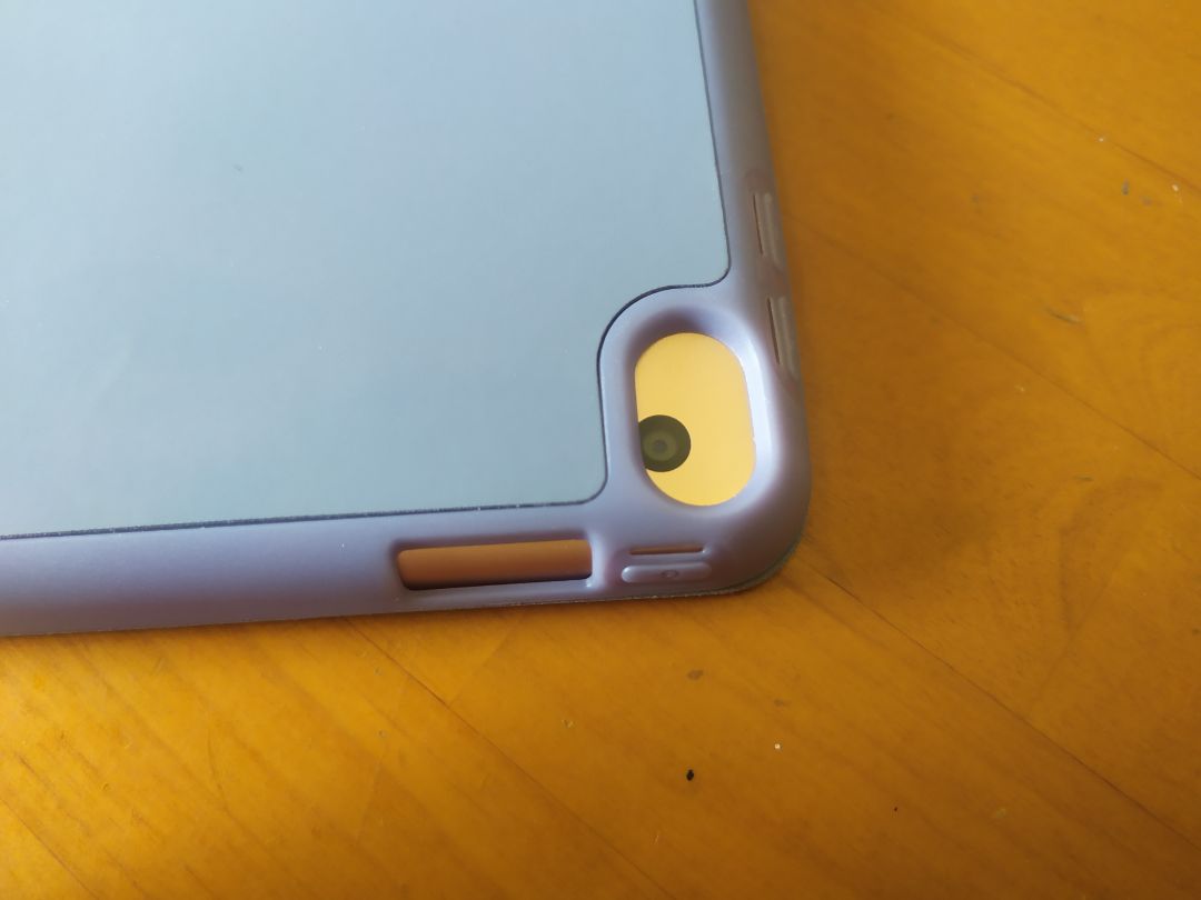 bao đẹp i hình dày chất liệu ổn nhưng mà bị cấn nút nguồn thì sao mà SÀIiii . cái nút âm lượng cứ cấn nút mở to lên và bao ko khớp với nút xuống. còn cái lỗ cho tai nghe thì thua luôn. buồn ghê chắc phải mua cái khác shop ơi. phải chi nó ko cấn nút nguồn thì cũng rán Sài. góp ý shop đừng nhập hàng này bán nữa nhennnnnnnnn.