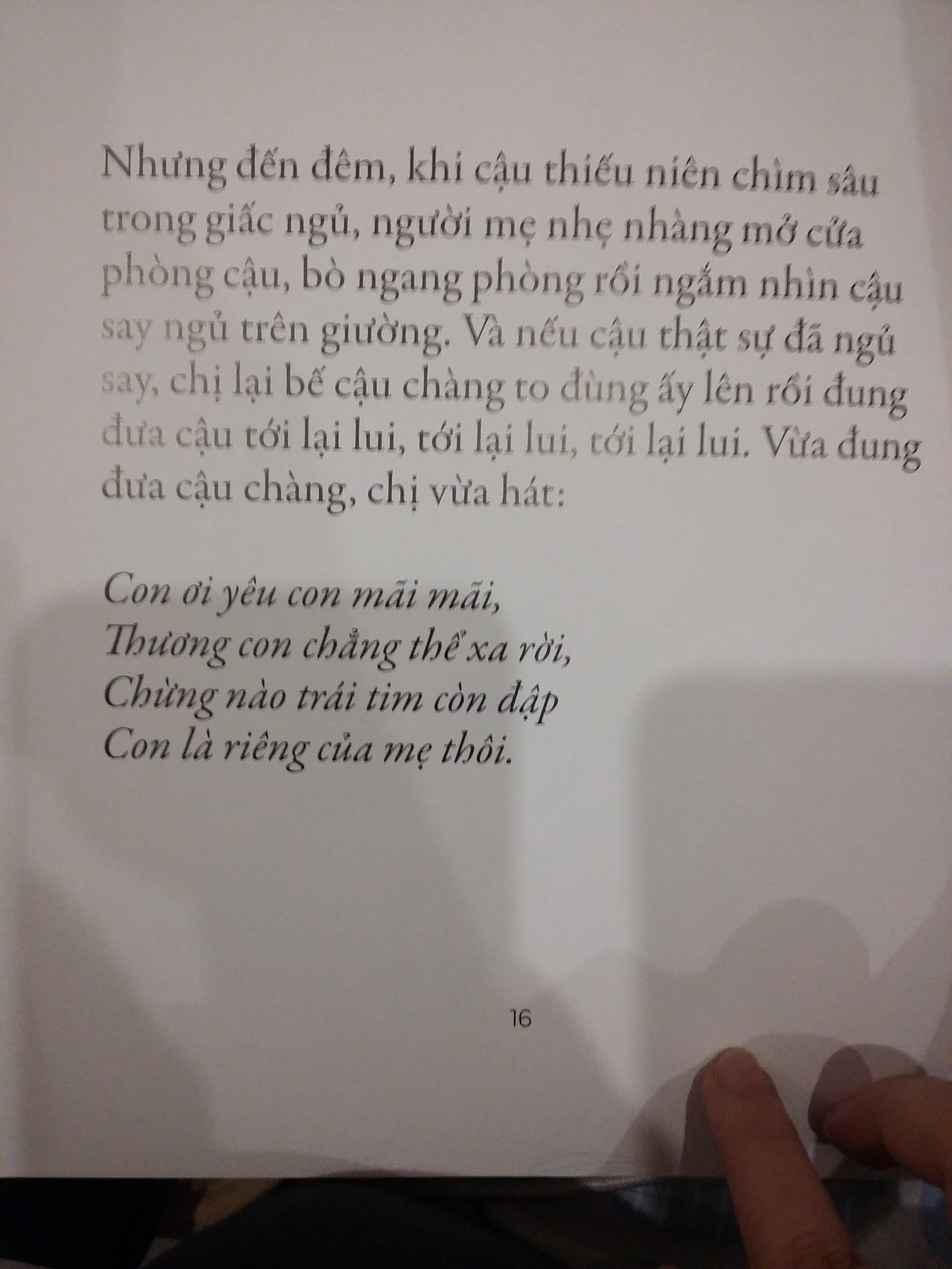 Sách đẹp, Tiki phục vụ miễn chê (tuy báo cần 5 ngày ship mà 2 ngày đã tới rồi), chỉ là nội dung quyển này không ổn một chút nào thui.

Dường như đây là một *** bị ám ảnh với con: dù cậu trai mới sinh, hai tuổi, chín tuổi hay đã lên đại học, bà đều tự ý vào phòng cậu và ôm ấp khi cậu ngủ say không biết gì (truyện ghi rõ bà chờ tới lúc đó), với lời ru khiến mình rợn người: "Con là của riêng mẹ thôi." Thậm chí cả khi cậu đã dọn ra riêng, mua một căn nhà riêng ở đầu phố, bà vẫn lóc cóc đạp xe đến, tự tiện lẻn vào phòng con và vẫn lời ru cũ: "Thương con chẳng thể xa rời/ Con là của riêng mẹ thôi." (Nguyên tác là "As long as I'm living, my baby you'll be", không hề có ý "của riêng mẹ thôi", dù sao thì vẫn là một *** rất có-vấn-đề.)

Không chấp nhận sự thật con mình đã lớn, tự ý đi vào chỗ riêng tư của con, thậm chí cố tình đứng chờ để đụng chạm vào người con khi nó đang ngủ. (Nếu người con này có lúc lơ mơ nhận ra có người đang sờ vào người mình mà không hề đẩy ra thì thật là... Chắc gì đã là mẹ hay ai đó khác nhỉ?) Không hiểu danh tiếng "đã bán được 15 triệu bản trên toàn thế giới" là như thế nào, nhưng nếu thật sự trên đời có nhiều bố mẹ yêu thích cuốn sách này đến vậy thì cũng không lạ nếu dọn ra riêng (và giấu tiệt địa chỉ nhà riêng với bố mẹ và họ hàng) là vấn đề sống còn với rất nhiều đứa con.