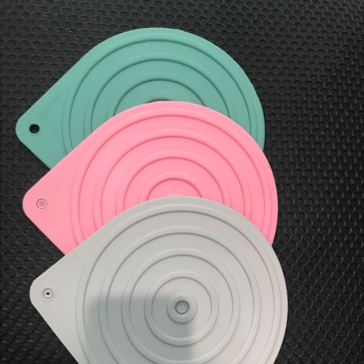 Chịu nhiệt tốt
Dễ vệ sinh
Chống trơn trượt
Uốn dẻo làm bắc nồi được
Nhiều màu
Có thiết kế lỗ để treo khi ko sử dụng