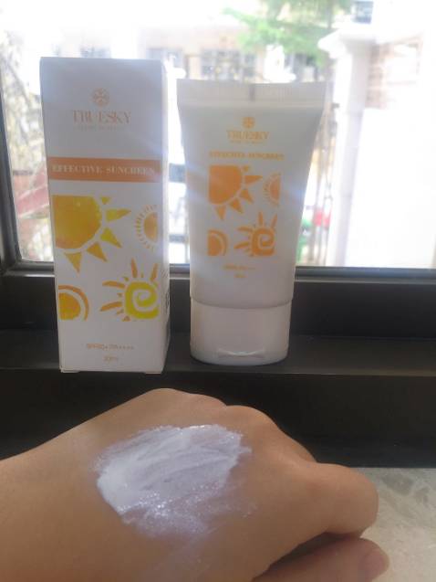 Chất kem thấm nhanh, thoa lên không bị nổi vân như các sản phẩm khác. Điểm trừ nho nhỏ trong lần mua hàng này là shipper giao hàng hơi chậm làm mình ngóng quá trời.