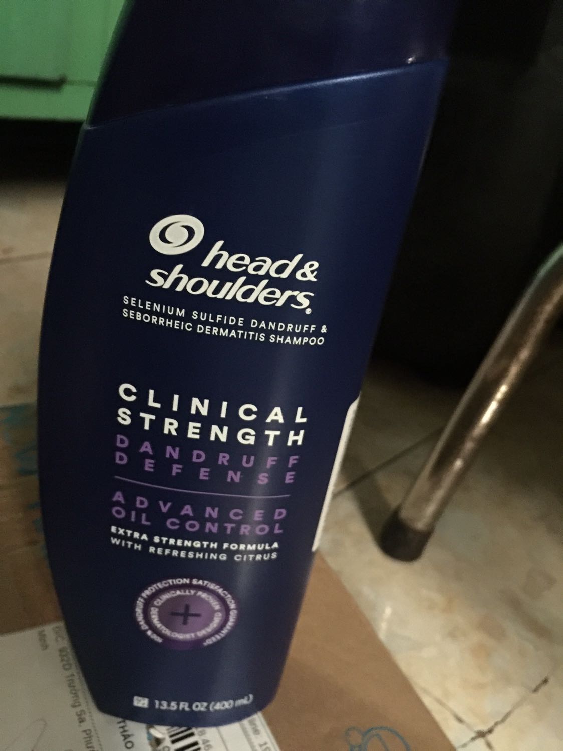 Về dịch vụ, mình đang ngủ thì shipper tới, mình ko biết anh gọi vì để tắt chuông, nên ảnh phải đợi hơi lâu tí 😞 có lỗi dễ sợ
Về giá thì mình thấy giá này cũng ổn, có điều shop ko freeship, hơi nặng tiền. 
Về đóng gói, có dán băng keo ở miệng chai để ko chảy ra ngoài và có quấn một lớp nilon xung quanh chai nữa, khá an tâm. 
Về chất lượng, mình ko quét mã vạch nhưng mình kiểm tra bằng những cách thủ công như là xem trên nắp cổ chai (là phải gỡ cái nắp ra) có chữ P&G hay ko. Chữ in có đậm hay ko. Và HSD có gần hay ko (vì date xa quá là giả). Sau khi check thì thấy cũng ko phải giả. Để sau này mình gội thử xem sao (vì mình cũng có gội qua 2 chai rồi nhưng là hàng cũ, lần đầu mua hàng mới và lần đầu mua ở shop này). 
Dầu gội đầu này khá ưng vì nó giúp mình sạch gàu và nấm (mình bị nặng). Nhưng gội riết cũng thấy nó chỉ bớt phần nào chứ ko dứt hẳn gàu và nấm cho mình. 
Mình mua chai này chung với 3 món khác ☺️ có xu nên giảm còn rất rẻ, tổng chỉ có 142k hehe