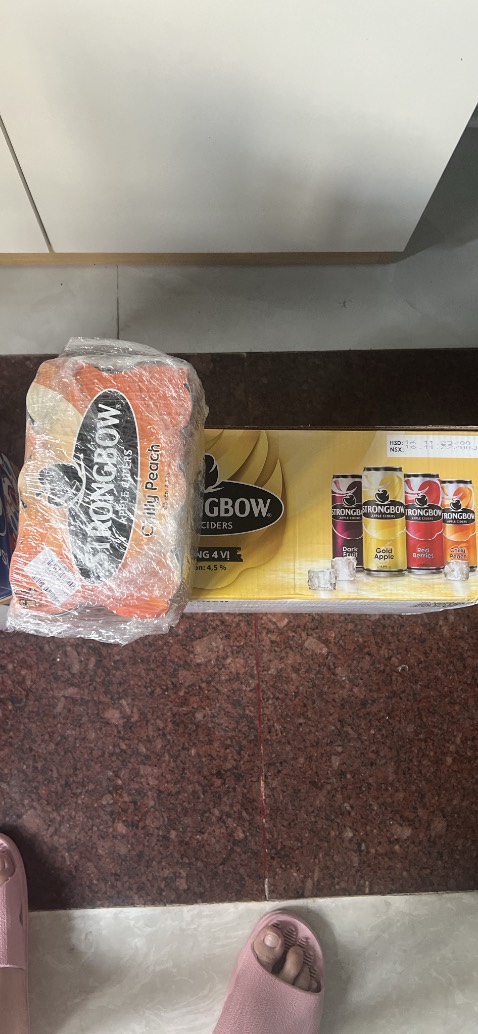 Giao hàng còn date 10 tháng. Mình căn sale 403k/1 thùng + tặng 6 *** nữa. Nên giá đó thì ok nè, lời hơn mua tạp hoá k tặng gì.