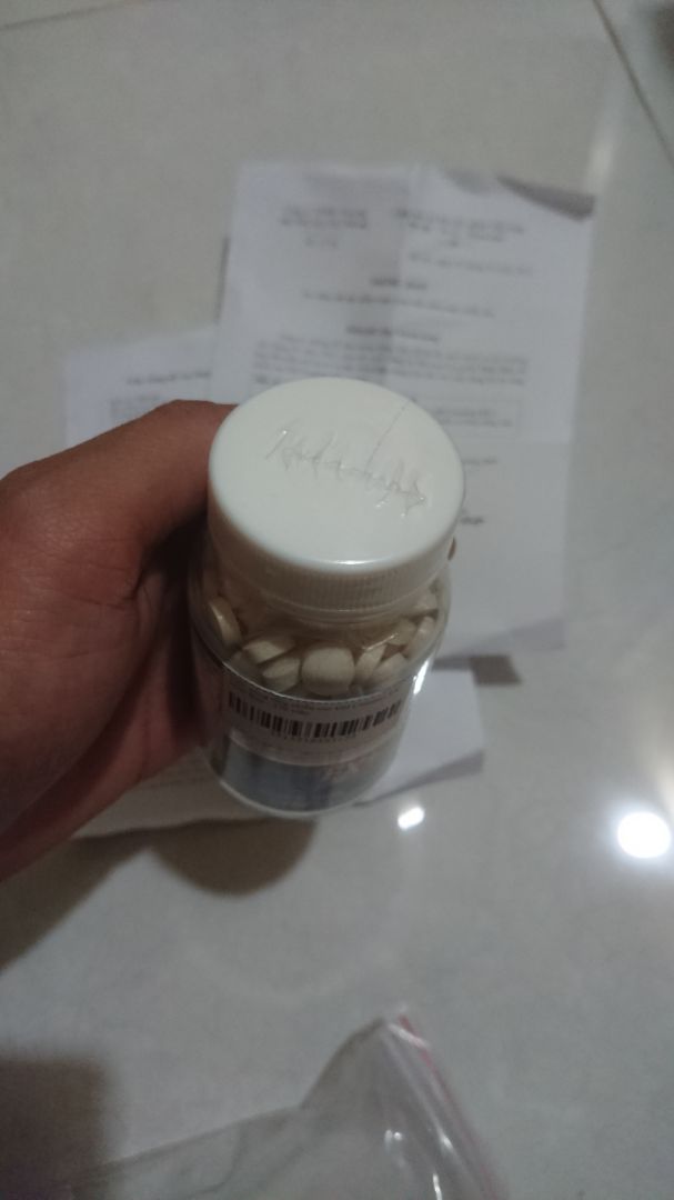 Đây là lần mua thứ 2 rồi, shop đóng gói vẫn theo phong cách cũ, êm ái!
Sản phẩm loại mới, màu xám trắng, cũng có thông báo kèm theo về mẫu mã mới nữa.
Uống thêm 1 liệu trình nữa xem sao