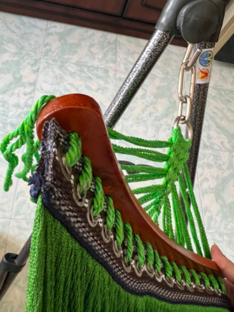 Bán hàng không có tâm. 
Đã cố mua loại VIP mà giao hàng thì lại giao loại lưới em bé. Khung sắt thì to mà lưới thì ngắn , phải để võng nấc trong cùng mới gắn vừa lưới võng. Lúc nằm phải co người lại hoặc đầu gối lên lưới gỗ, thật là khó chịu. Biết vậy chạy ra cửa hàng mua cho rồi. Mấy shop bán hàng online kiểu này làm tổn hại thương mại điện tử. Đề nghị shop đổi lưới võng cho khách hàng.