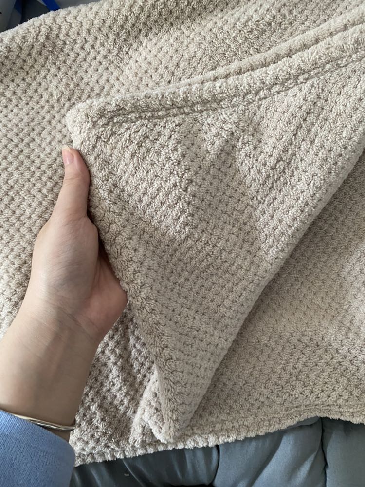 hôm trước đặt, hôm sau nhận được luôn, shipper thân thiện, khăn tắm tuy lần đầu mua trên tiki nhưng mình rất hài lòng, khăn rất mềm, dày dặn,
thấm hút tốt, không rụng lông như khăn mình dùng lần trước, giá rẻ so với sản phẩm. 
Mình sẽ mua thêm.