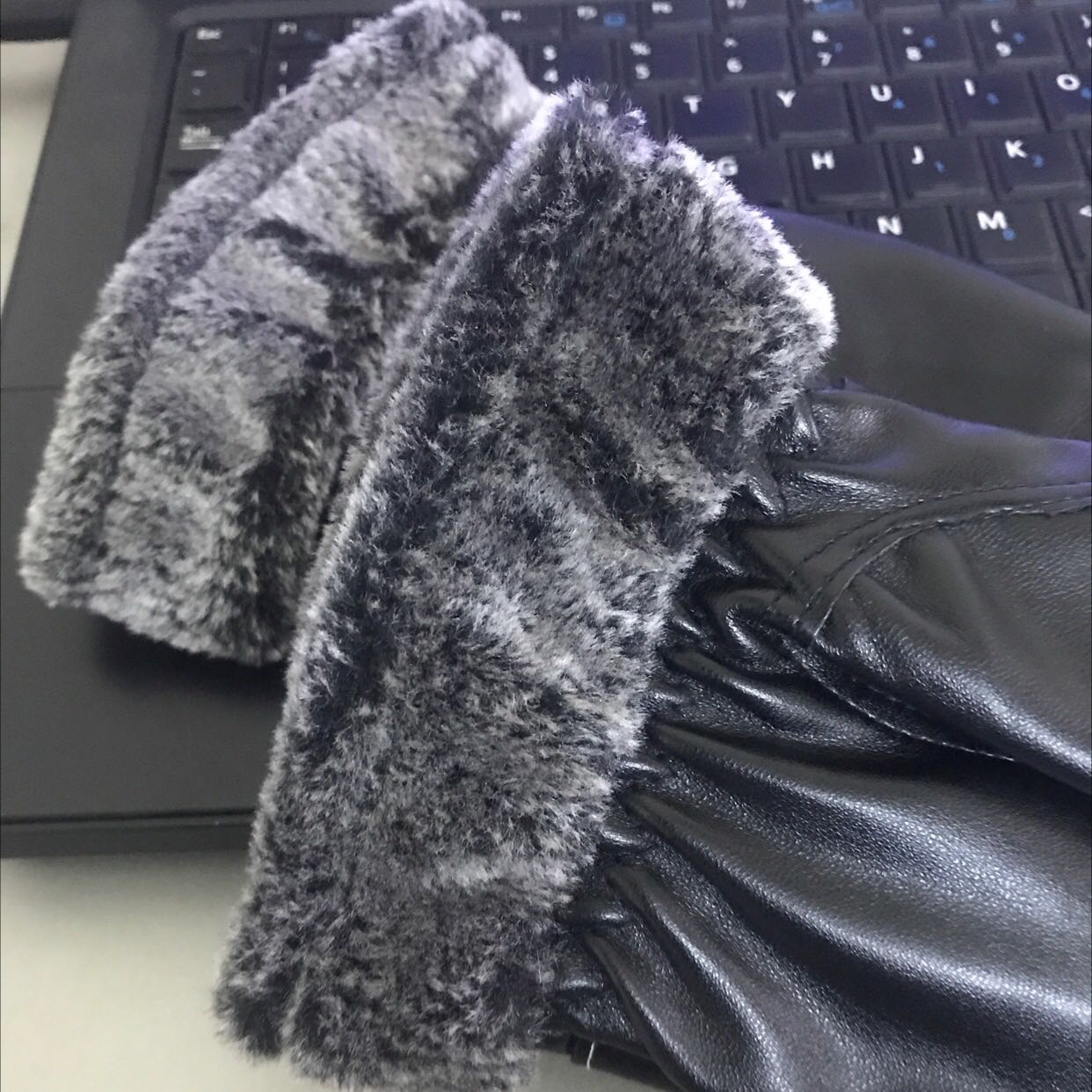 Găng tay da tốt dùng ok. Da mềm mại có lớp lót. Cảm ứng điện thoại tốt. Sản phẩm đáng mua. Ủng hộ shop 5 sao. Cảm ơn shop.