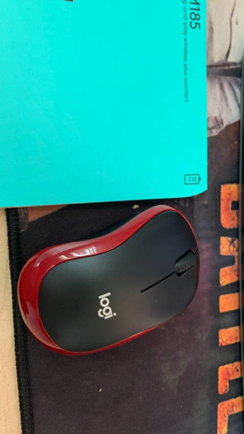 Mới nhận và *** thì thấy nhạy. Đèn tín hiệu ko sáng là do thiết kế của hãng Logitech nha các bạn. Nhưng mà đây là hàng pha kè à? S/N trên bao bì và con chuột khác nhau hoàn toàn???