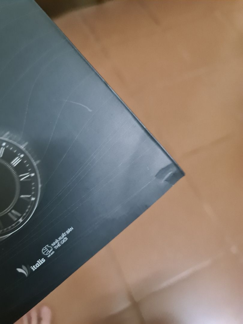 Gáy sách hơi nhăn, bìa sau bị xướt, nhìn giống như là bị chìa khóa rạch vậy, bìa trước có nếp cuốn nhẹ. Nhưng nhìn chung mua sách ở giá sale này thì cũng miễn cưỡng chấp nhận được. Được cái là giao hàng sớm hơn dự kiến, dù hàng hóa giữa không được cẩn thận lắm.