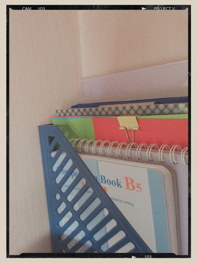 Lúc trước chưa rước e nó về giấy tờ của mình tùm la tùm lum còn đang định vứt hết đi ấy chứ @@ mà k ngờ là e nó cân hết cái đống này luôn, đựng được nhiều hơn mình nghĩ rất nhiều!! 
Tặng 5⭐️ bé nhỏ nha ^^