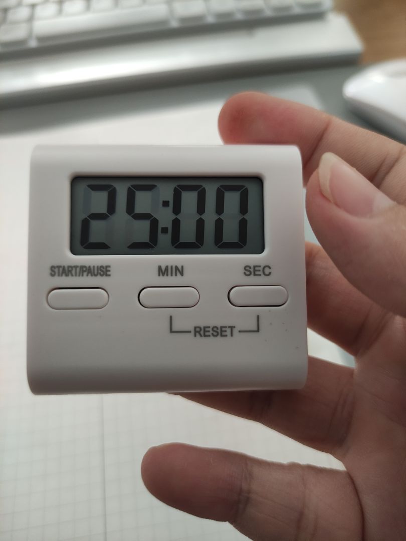 Đồng hồ thiết kế nhỏ gọn, giá tốt. Vì mình chỉ muốn chức năng đếm ngược cho nên khá hài lòng với sản phẩm. Có điều chuông báo nhắc nhở khá to và ko có nút chỉnh âm lượng cho chuông.