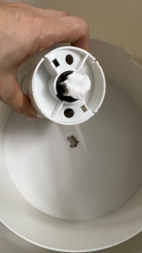 Hàng giao nhầm hay sao ấy, nhận hàng mà chả thấy giống với hình ảnh trên shop, vừa bóc ra đã gãy chốt rồi thì làm sao gắn trục vô để giặt cây lau nhà được. Thùng nhựa ọp ẹp, gãy chốt, không có sách hướng dẫn. Mình muốn trả hàng do đã hư hỏng không thể sử dụng được.