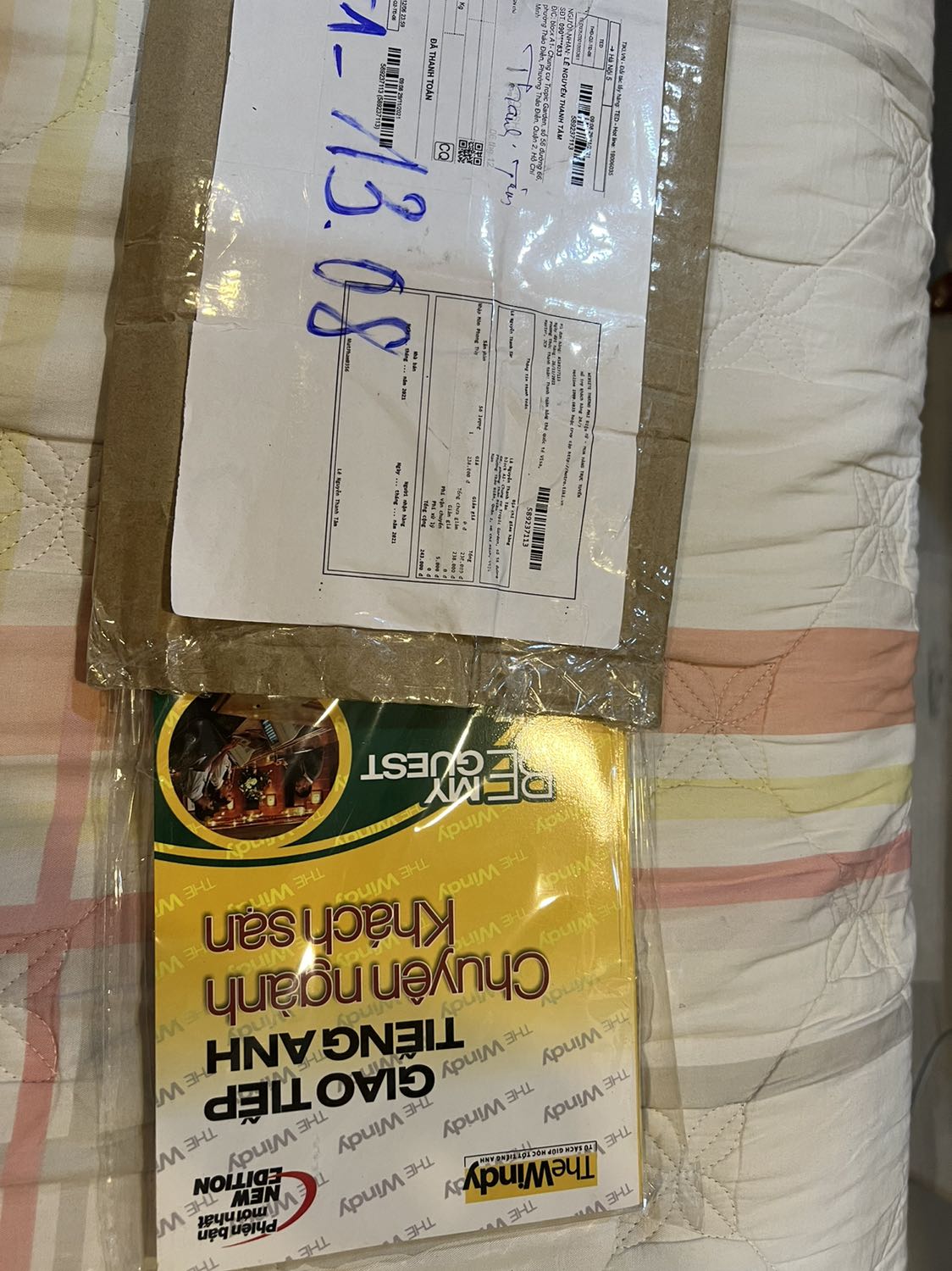 Treo đầu dê bán thịt *** à?
Mình đặt sách “ Nhập Môn phong thủy”, thanh toán online 238.000
Tiki giao sách Tiếng Anh giao tiếp ( như hình đính kèm)
Bó tay
Đề nghị shop liên hệ giải quyết gấp.
Cực kì thất vọng với Tiki