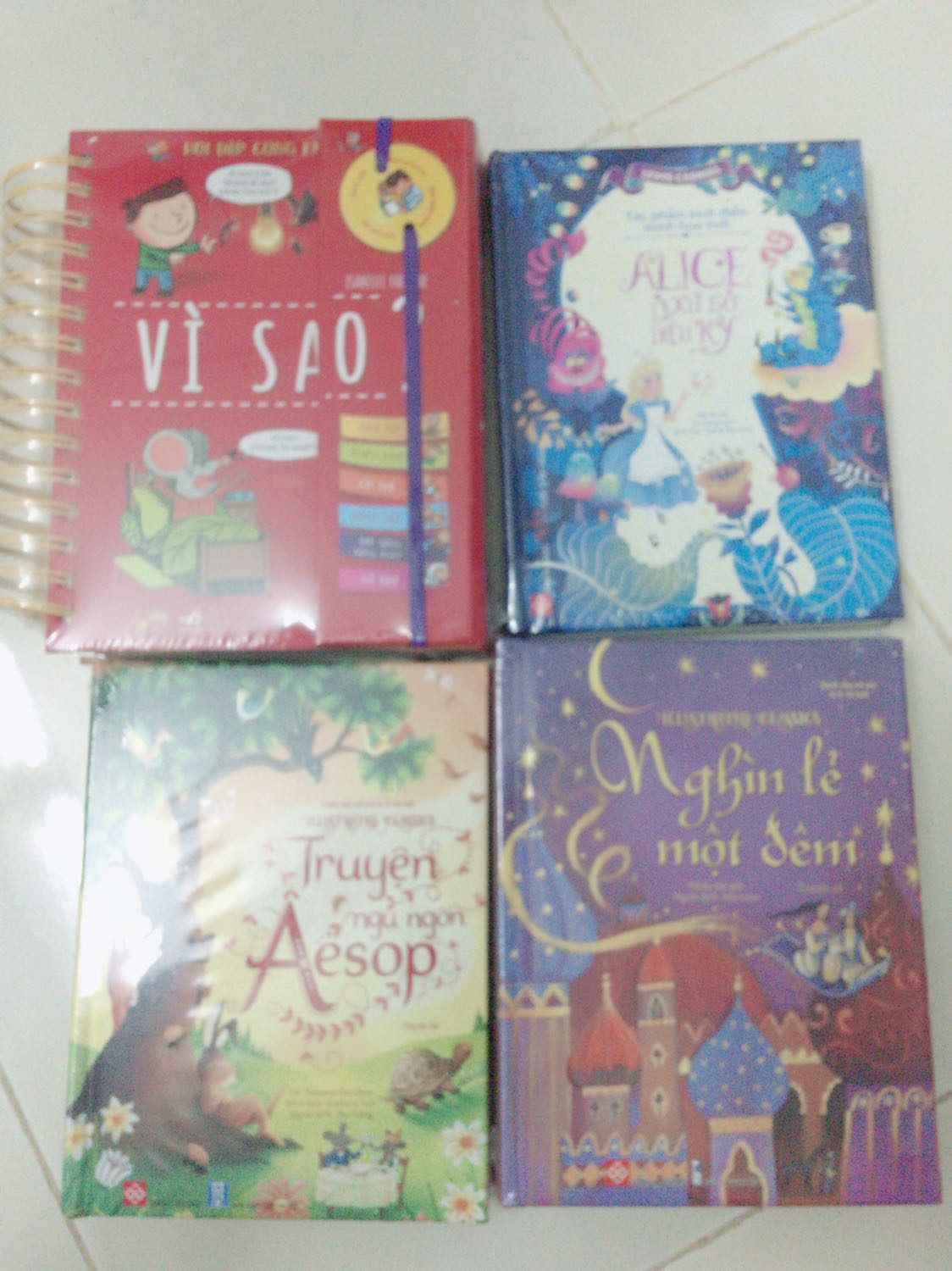 - Dịch vụ: Giao hàng đúng hẹn, shipper thân thiện. 
- Sản phẩm: Sách có màng bọc, bìa cứng, sách còn rất mới, các trang sách dày, các trang có hình minh hoạ đúng theo phong cách Ả Rập rất đặc sắc. Sách cầm vừa tay. 
- Nội dung: Thú vị; những câu chuyện hấp dẫn, lôi cuốn. Câu chữ to rõ, đọc không bị nhàm chán. Trong các câu chuyện thì mình thích nhất là "Những chuyến hải hành của thuỷ thủ Sindbad". Dẫn dắt ta khám phá sự mới lạ và mạo hiểm từ vùng đất này đến vùng đất khác.
Quyển sách đáng để cho các bé nghe về một thế giới mới đầy màu sắc và phiêu lưu.