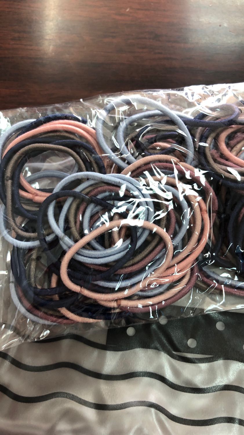 Thun nhỏ kỳ quái ko hề giống với hình ảnh sản phẩm và review của những KH khác. Đề nghị shop và tiki hỗ trợ Tôi đổi hàng. Tôi rất ko hài lòng.
Ko thể nào sử dụng để buộc tóc dc.