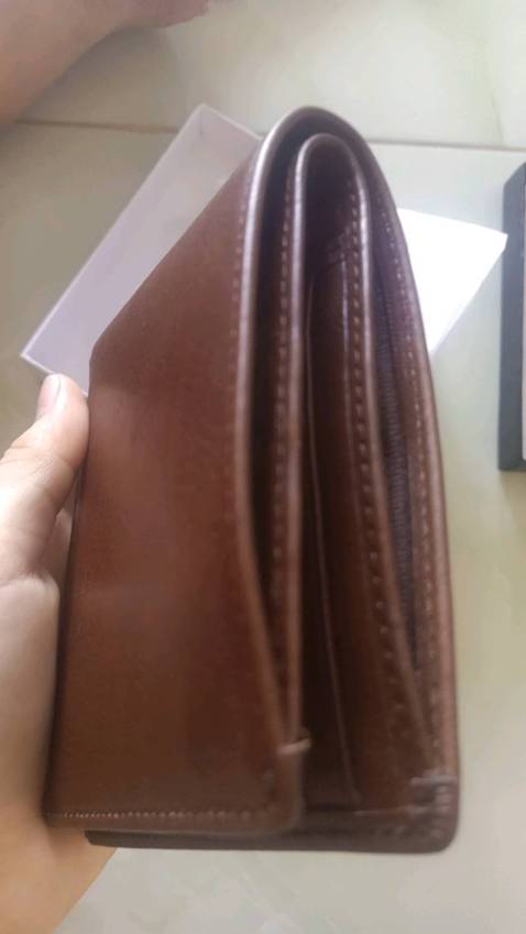 Ví đẹp, mịn, đường kim mũi chỉ rất là ok, shop có gửi kèm phiếu bảo hành với thư cảm ơn nữa