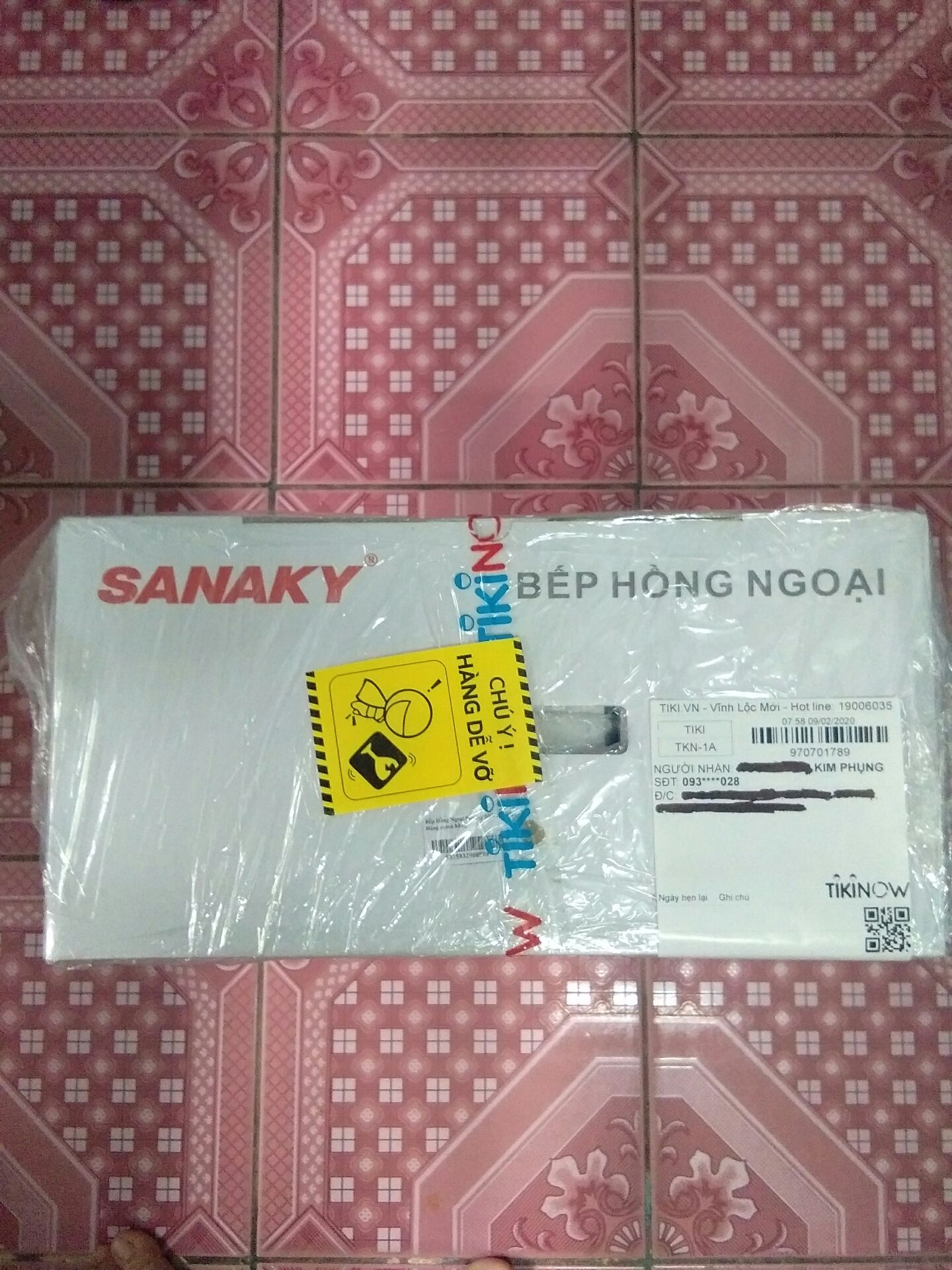 Đặt TIKINOW tốn chút phí nhưng nhanh chóng,chỉ vài tiếng sau khi đặt đã có rồi. Sản phẩm y hình,đóng gói cẩn thận,hộp đựng nguyên vẹn ko móp méo,bên trong có xốp chêm hàng,phiếu bảo hành và sách hướng dẫn,có kèm nồi lẩu và vỉ nướng bên trong luôn nha các bạn. Chưa sử dụng nên chưa biết chất lượng. Nhưng vẫn tặng 5* về hình thức và thái độ phục vụ! Cảm ơn tiki!