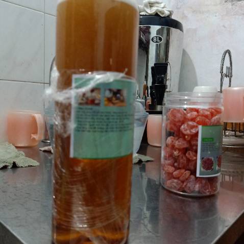 mật ong được đóng chai nhựa kỹ và chắc chắn, thơm, màu đẹp, tuy vậy có nhiều bọt,mở nắp chai có khí xì nhẹ