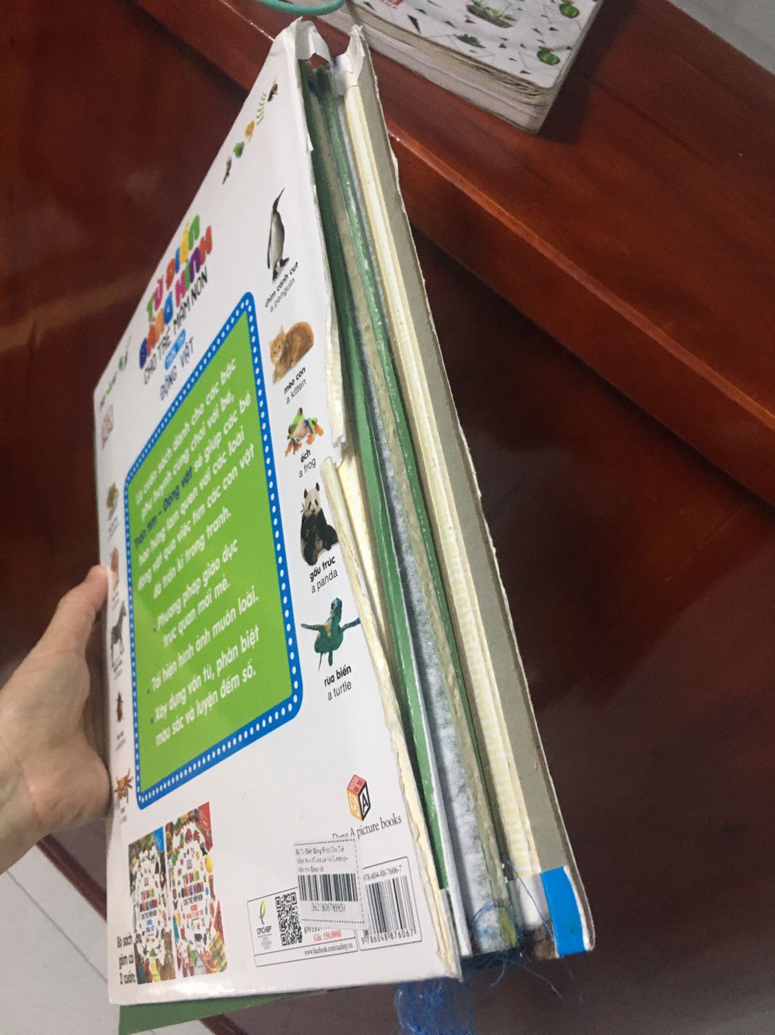 Sách mới dùng mấy hôm thì phần gáy bị bong keo xộc xệch hết. Rất không hài lòng!!