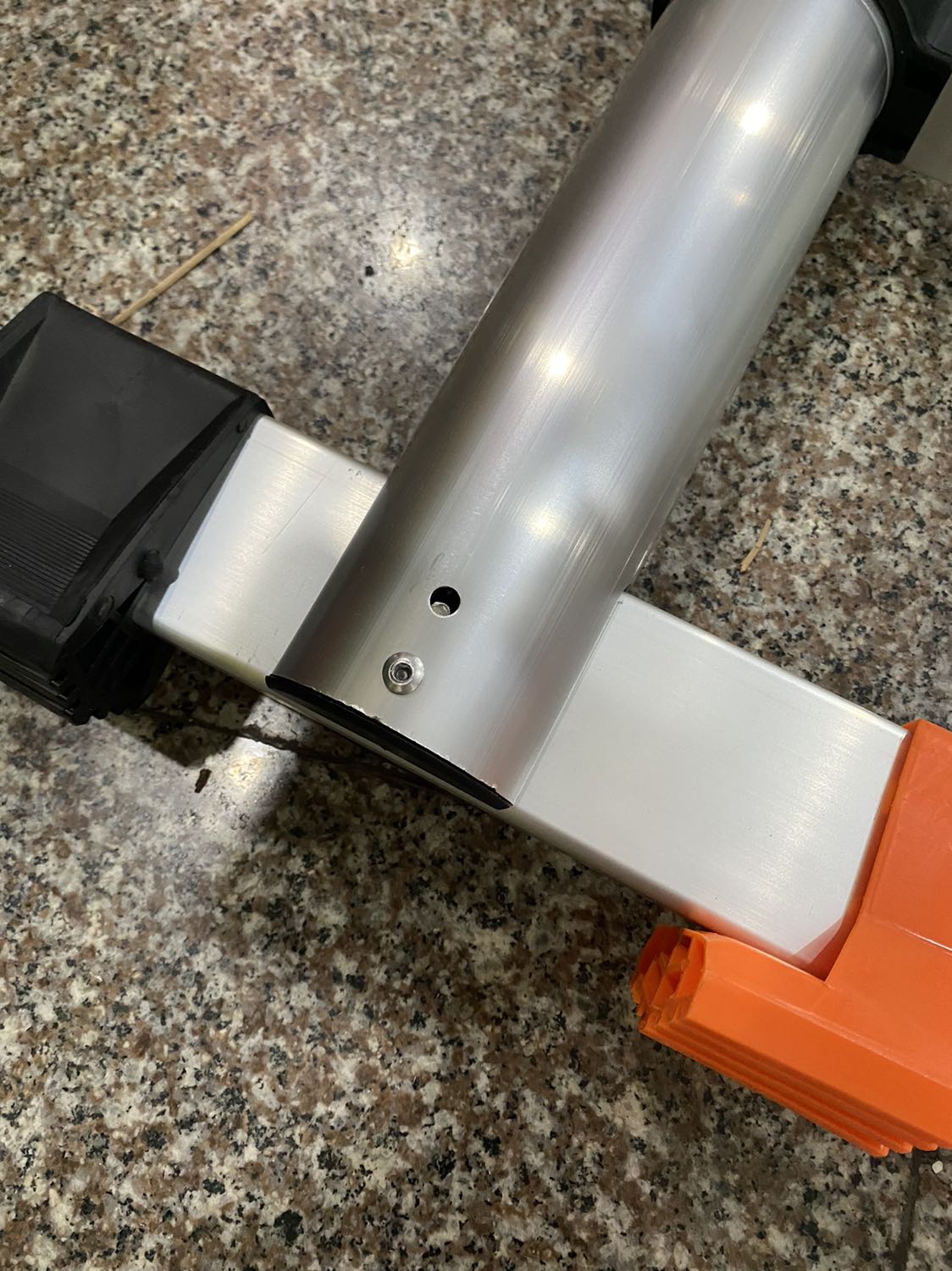 2 chỉ bắt ốc chân bị lệch

Thang đóng gói và nhìn rất chắc, nhưng mà 2 thanh gắn dưới chân đều bị lệch mỗi bên một con ốc, chừng mấy li. Mình không thể tự cố gắn vào được, nên Tiki có thể gọi hổ trợ dung mình được ko?