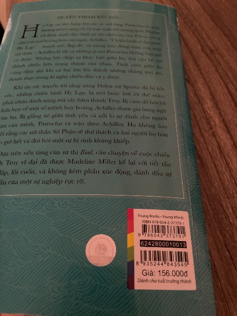 Sách đẹp có kèm một bản phụ lục dễ thương, đọc xong rồi. Truyện về tình yêu và chiến tranh, là tính yêu giữa 2 chàng trai khác biệt và cuộc chiến thành troy. Hấp dẫn giằng xé. Thích hợp cho mấy bạn lgbt