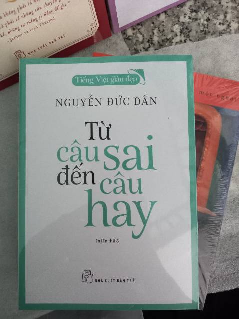 Ấn phẩm nguyên vẹn ạ. Còn seal siêu mới lum, có điều phần gáy sách, ở khúc chính giữa có 2 chỗ móp ạ ( ￣▽￣), chơi kỳ ghia~

Lúc đầu, thấy nhà sách thông báo còn 1 hay 2 ấn phẩm cuối cùng gì ấy, mình lo việc sách sẽ cũ và móp méo lắm luôn T ^ T. Cuối cùng lại lo dư hong à.

Luôn luôn tin tưởng Fahasa ♡~