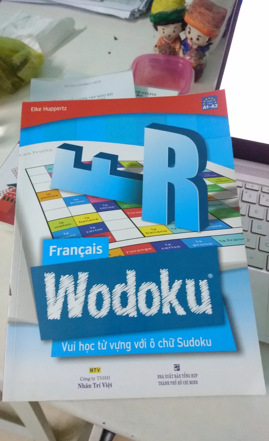 Sách đẹp, giấy trắng, bên trong in màu, hữu dụng để ôn từ vựng. Tuy nhiên chỉ là thuộc lòng, muốn dùng được cần phải tập ráp từ vào các câu hoặc ngữ cảnh.